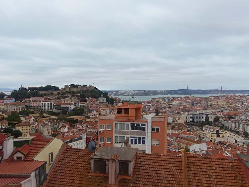 Lisbon. Tuktuk tour, Alfama & Historic city tour - Photo stops make the ride more useful