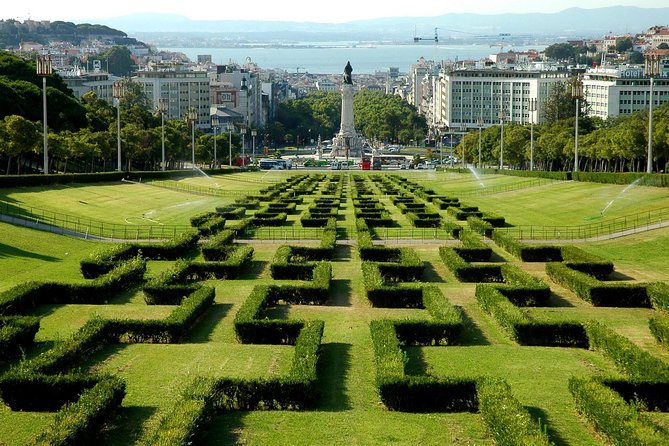 Lisbon Viewpoints Tuk Tuk Tour - São Pedro de Alcântara and the city below