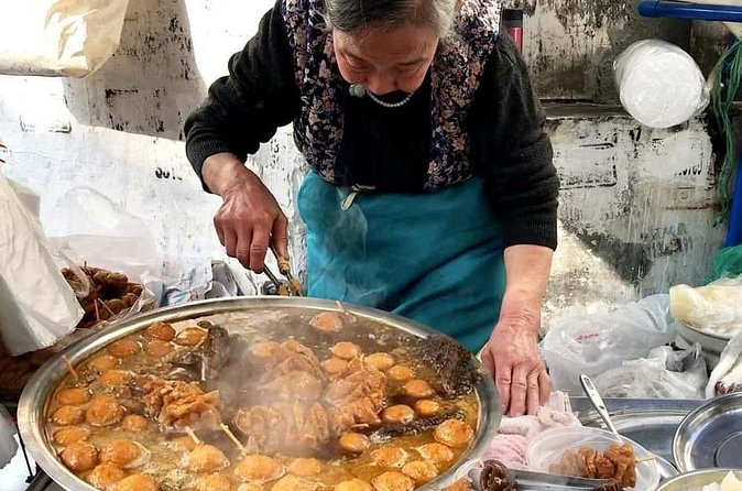 Luang Prabang Evening Food Tour by Tuk-Tuk - What the guides add to the meal