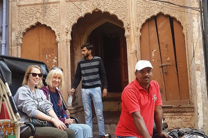 Luxury Rickshaw Tour of Old Delhi - Food tastings from old Delhi eateries
