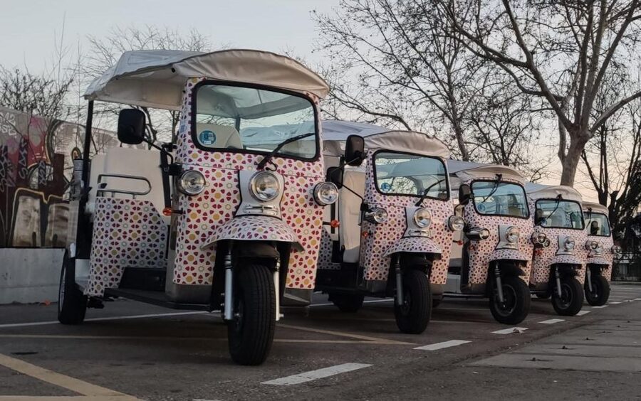 Madrid: City Tours - 6 seats private ecological tuk tuk - From Las Letras to the Prado district