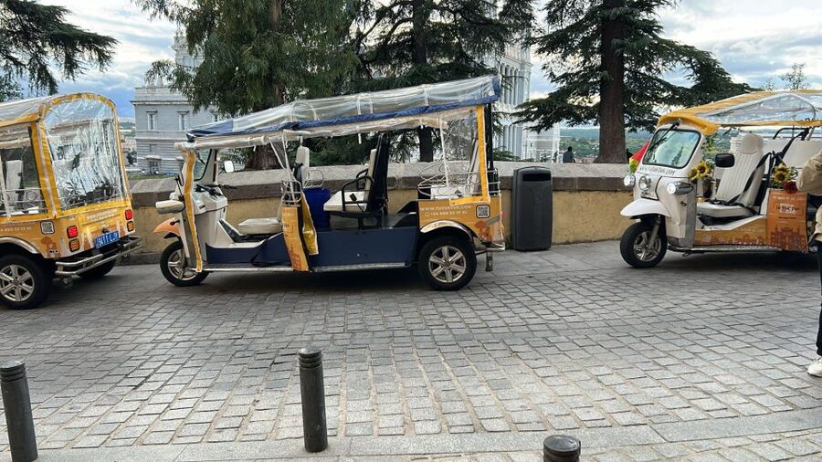 Madrid: Panoramic tour with Private guide in yellow Tuk Tuk - A quick ride through Madrid’s main sights