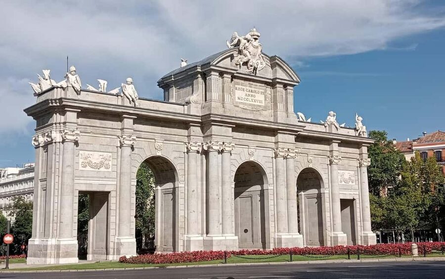 Madrid: Tour with Tuk Tuk Zero: Bernabéu and the Golden Mile. 1h 15min - Cibeles, the Prado-Recoletos axis, and grand Madrid