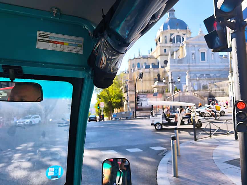 Madrid: Tour with Tuk Tuk Zero: The Best of Madrid in 2h 15min - Puerta de Alcalá and Retiro Park