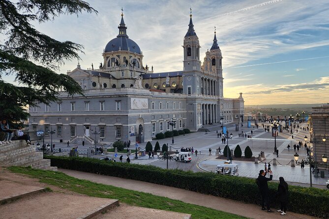 Madrid Tuk Tuk & Olé Experience – Private 1.5h Cultural Tour - Neptune, Atocha, and Madrid’s art quarter