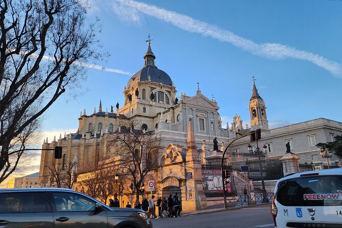 Madrid Tuk Tuk & Olé Experience – Private 1.5h Cultural Tour - Jerónimos, the Casón, and the Prado