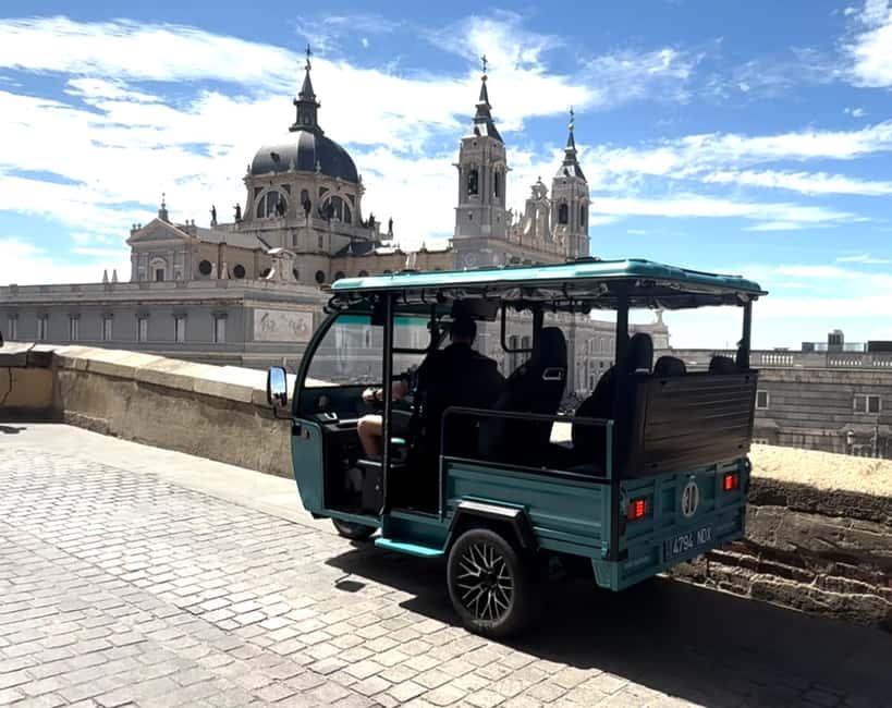 Madrid: Tuk Tuk Tour of the Historic Heart and Gran Vía. 1h 15min - Plaza de España and Gran Vía