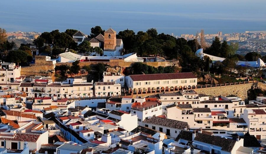 Mijas: Panoramic city tour with an electric Tuk Tuk - The high viewpoint and its five-minute photo stop