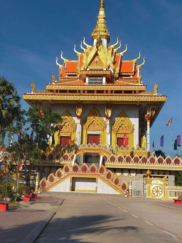 Morning Tuk tuk: City, Handicrafts, Killing field, Temples - Should you book it?
