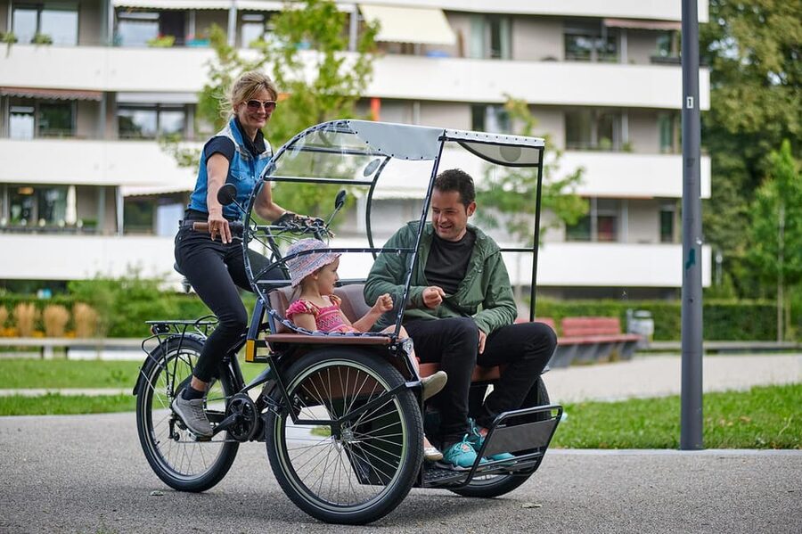 Munich: Day-rent rickshaw and explore Munich yourself - Picking up the Coolly® on Schleißheimer Street