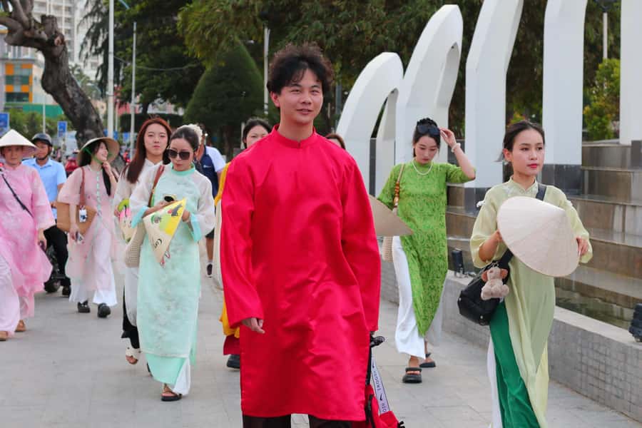 Nha Trang: Ao Dai Photoshoot with Cyclo Ride - Photo assistance or a professional photographer