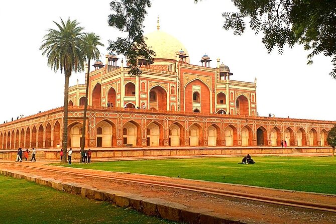 Old and New Delhi Full-Day Private Tour with Rickshaw Ride - India Gate shows New Delhi’s ceremonial side