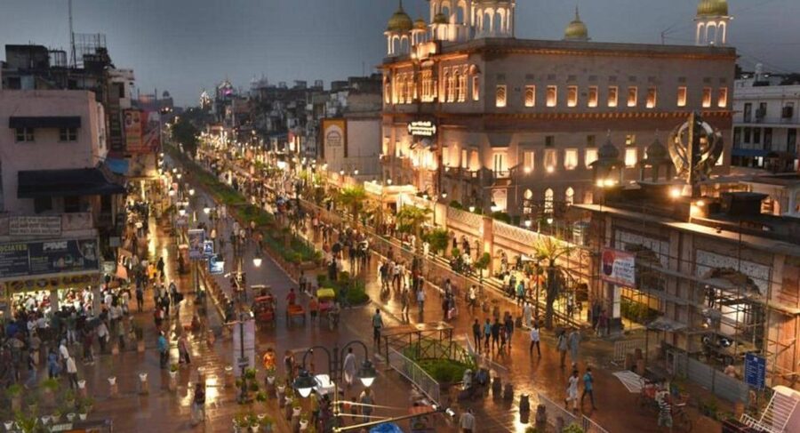 Old Delhi: Chandni Chowk Tour with Tuk Tuk Tea and snacks - Jama Masjid: a grand first stop