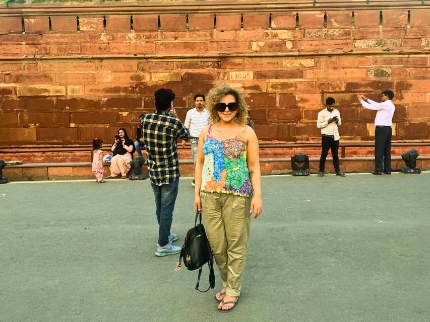 Old Delhi: Walking Tour with Tuk Tuk Ride & Snacks (Español) - The Red Fort and the tuk tuk return