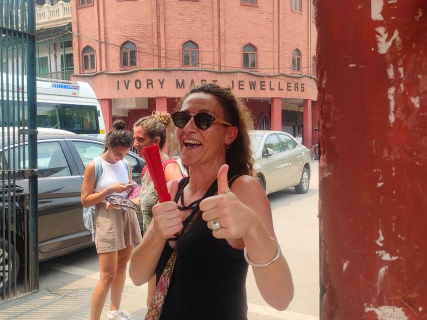 Old Delhi: Walking Tour with Tuk Tuk Ride & Snacks (Español) - Starting at Shri Digambar Jain Lal Mandir