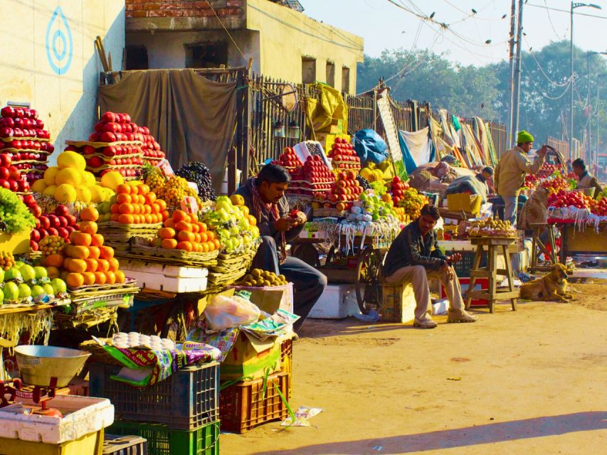 Old Delhi: Walking Tour with Tuk Tuk Ride & Snacks (Español) - A snack break with a view