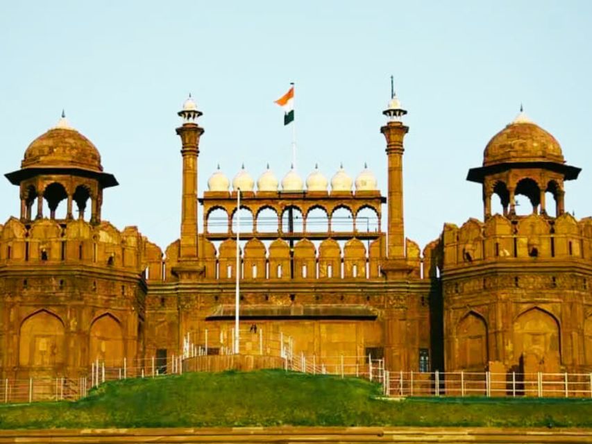 Old Delhi: Walking Tour with Tuk Tuk Ride & Snacks (Español) - Town Hall and the old market streets