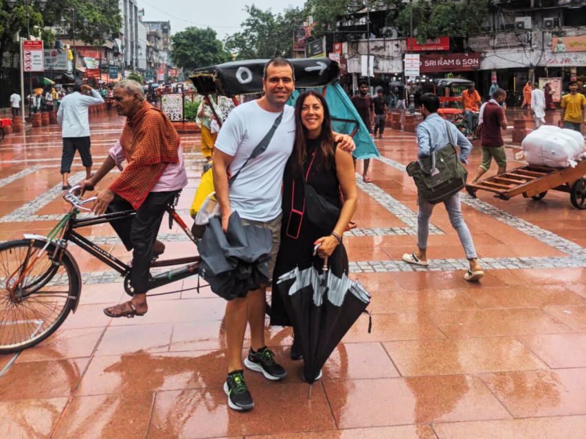 Old Delhi: Walking Tour with Tuk Tuk Ride & Snacks (Español) - Gauri Shankar Temple and the city’s living faith