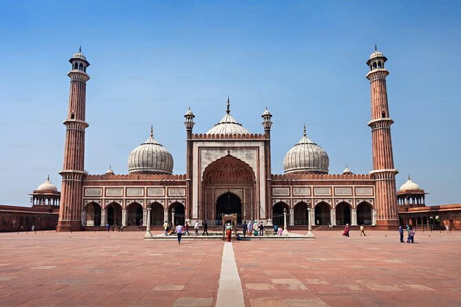 Old & New Delhi Tour : Monuments , Rickshaw Ride & Local Heritage - The Chandni Chowk rickshaw ride reaches the Spice Market