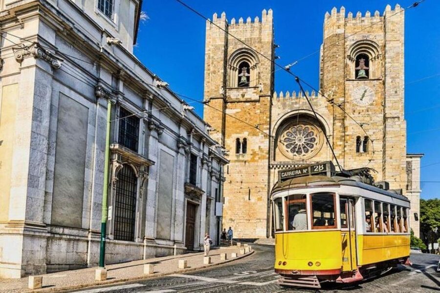Old town of Lisbon on board of a tuk tuk- 1hour - Key points at a glance