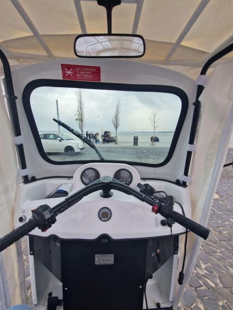 Old town of Lisbon on board of a tuk tuk- 1hour - Who will get the most from this short ride