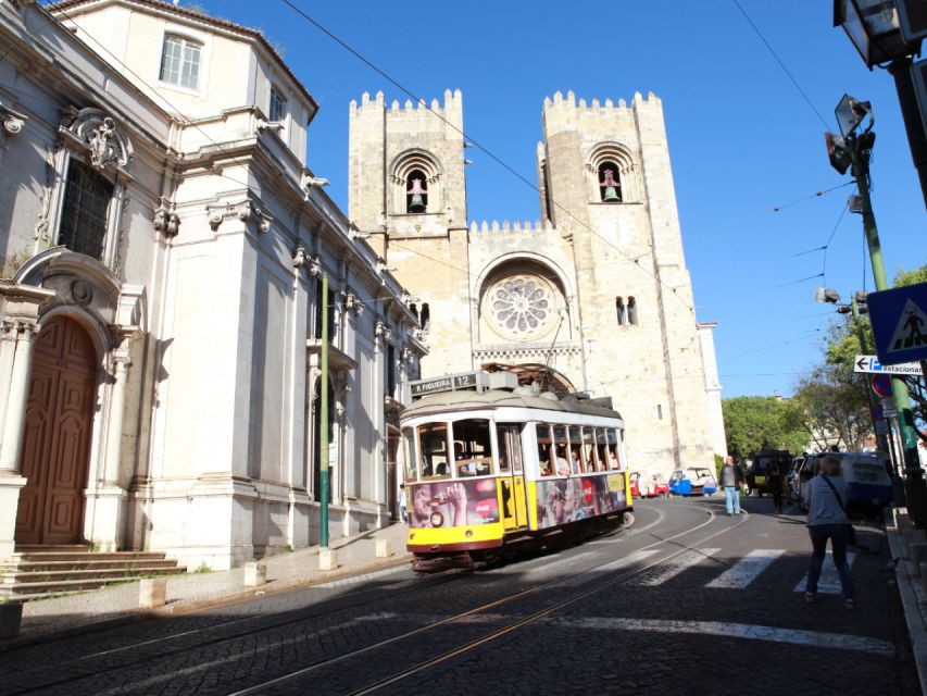 Old town of Lisbon on board of a tuk tuk- 1hour - The National Pantheon and Alfama from street level