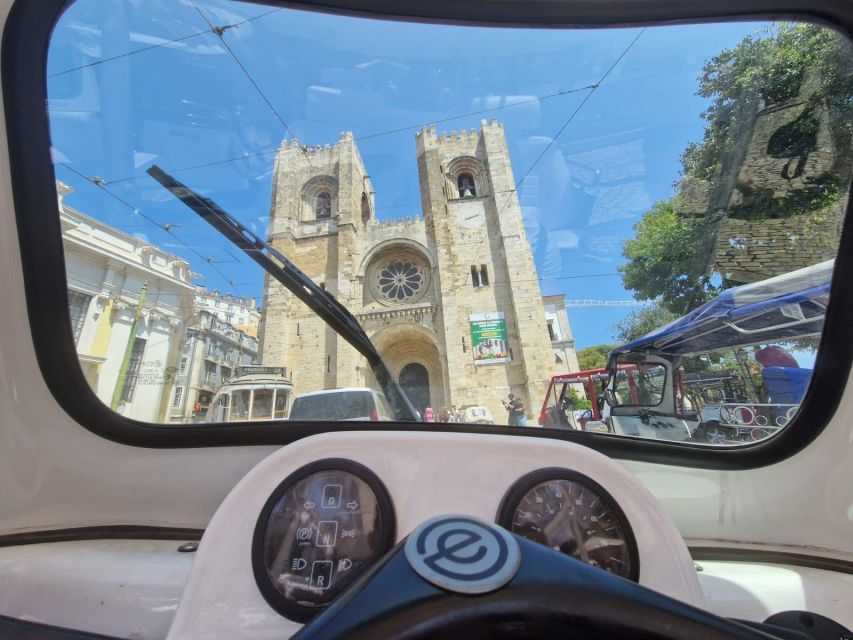 Old town of Lisbon on board of a tuk tuk- 1hour - What the $114 private price really buys you