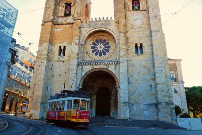 Old town Tuk Tuk Tour - Portas do Sol and the Alfama rooftops