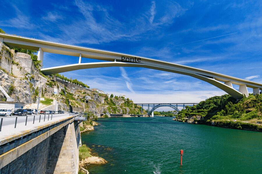 Oporto Tuk Tuk Tour: Among bridges and mysteries - 1.30h - Arrábida Bridge and the final run to the sea