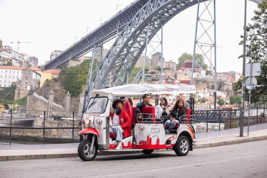 Oporto Tuk-Tuk Tour: Fast, Fun & Flexible – 1H to Full Day! - Rua das Flores and the old lanes