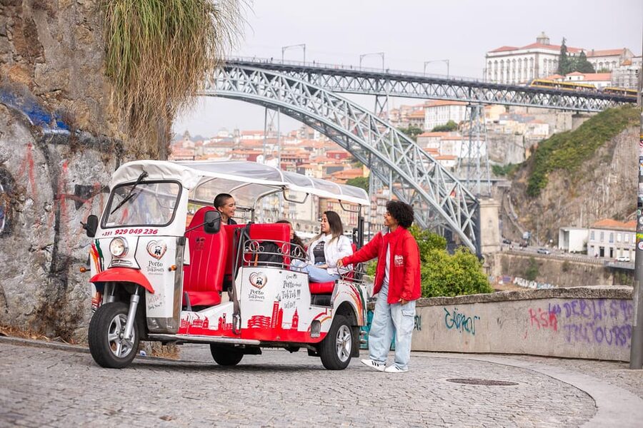 Oporto Tuk-Tuk Tour: Fast, Fun & Flexible – 1H to Full Day! - Guides, language, and the human touch