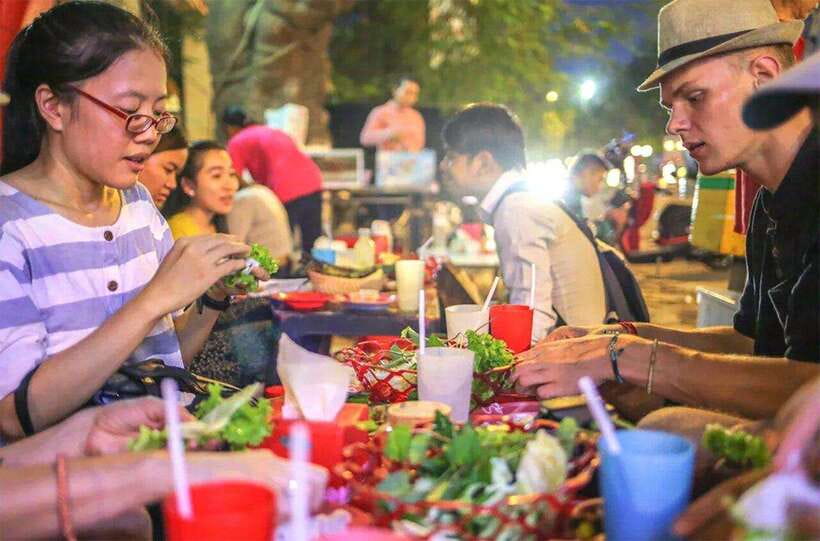 Phnom Penh: 9 Exciting Spots Evening Tuk-Tuk Tour - Wat Phnom and the city’s older character