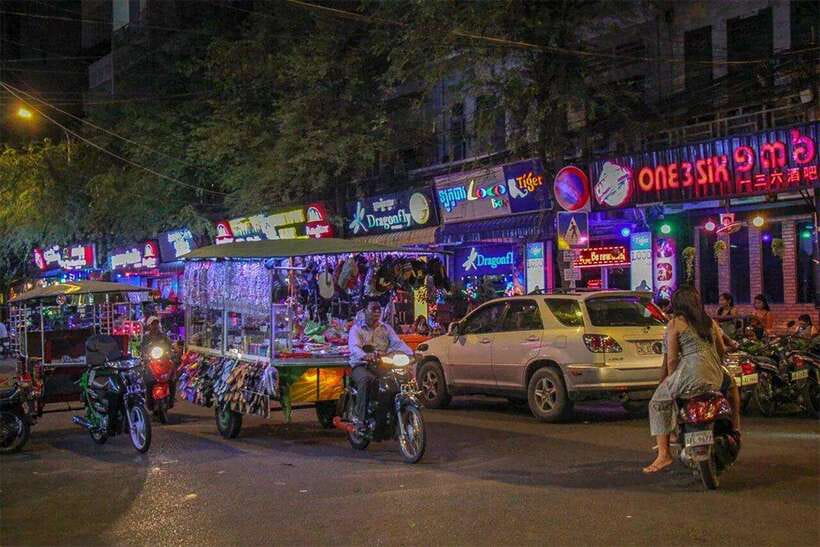 Phnom Penh: 9 Exciting Spots Evening Tuk-Tuk Tour - Starting at the Independence Monument