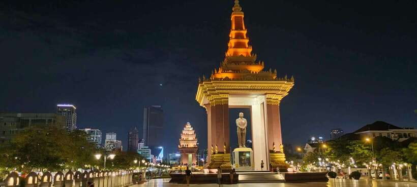 Phnom Penh: City Sights Evening or Half day Tour by Tuk Tuk - Wat Phnom starts the city story