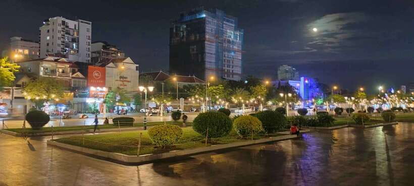 Phnom Penh: City Sights Evening or Half day Tour by Tuk Tuk - Wat Ounalom and the royal quarter