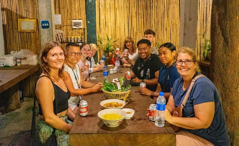 Phnom Penh: Evening City Tour by Tuk Tuk with 1 Dinner - Wat Phnom and the story of Lady Penh