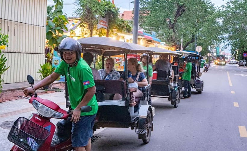 Phnom Penh: Evening City Tour by Tuk Tuk with 1 Dinner - The Royal Palace in a short evening visit