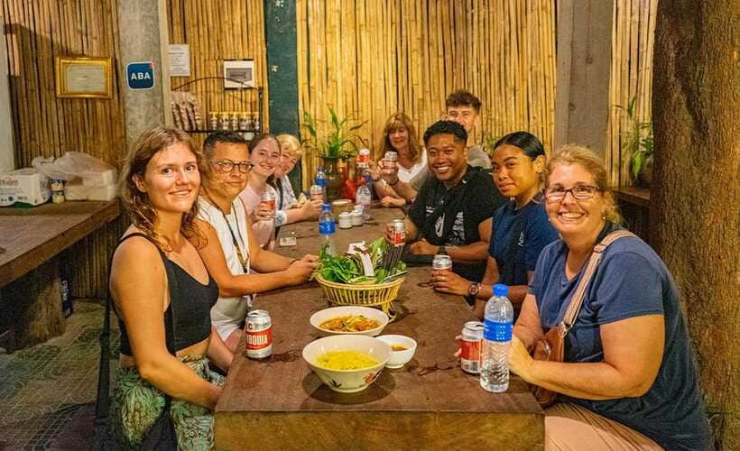 Phnom Penh: Evening City Tour by Tuk Tuk with 1 Dinner - What the $35 price really covers
