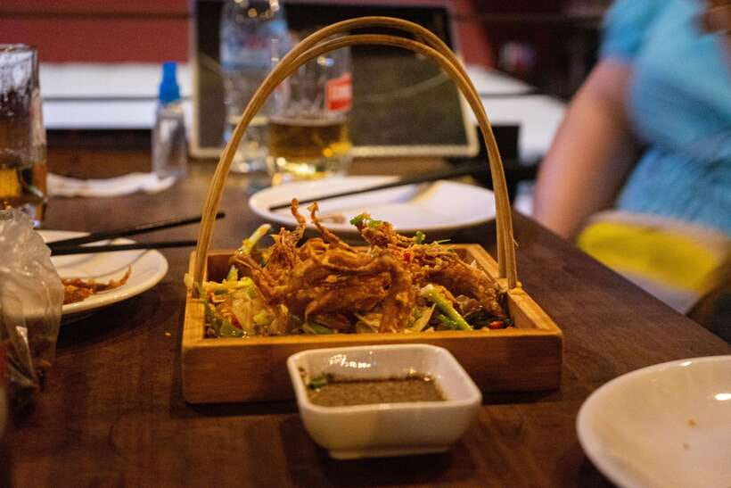 Phnom Penh: Evening Food Tour with Drinks & Tuk Tuk Included - Royal Palace and Independence Monument between meals