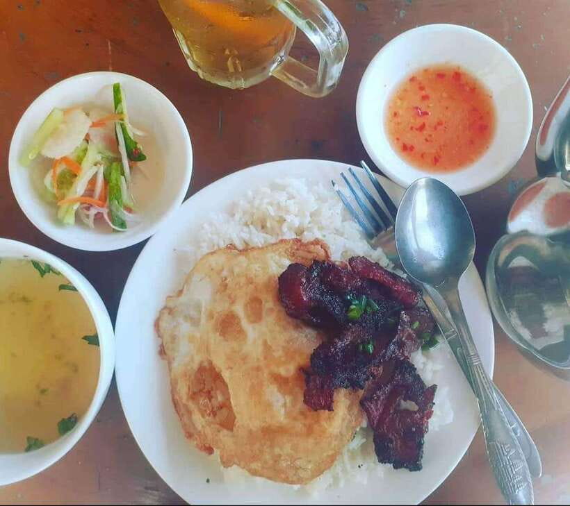 Phnom Penh | Food & Street Art Half Day Tour by Tuk Tuk - Wat Botum Park and the quieter side of Phnom Penh