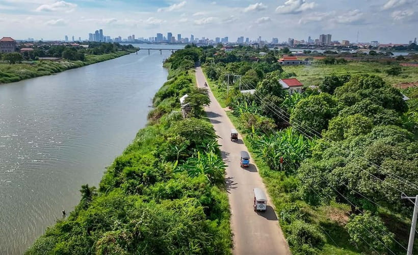 Phnom Penh Haft Day Tour to Silk Island by Tuk Tuk - Leaving Phnom Penh by tuk-tuk