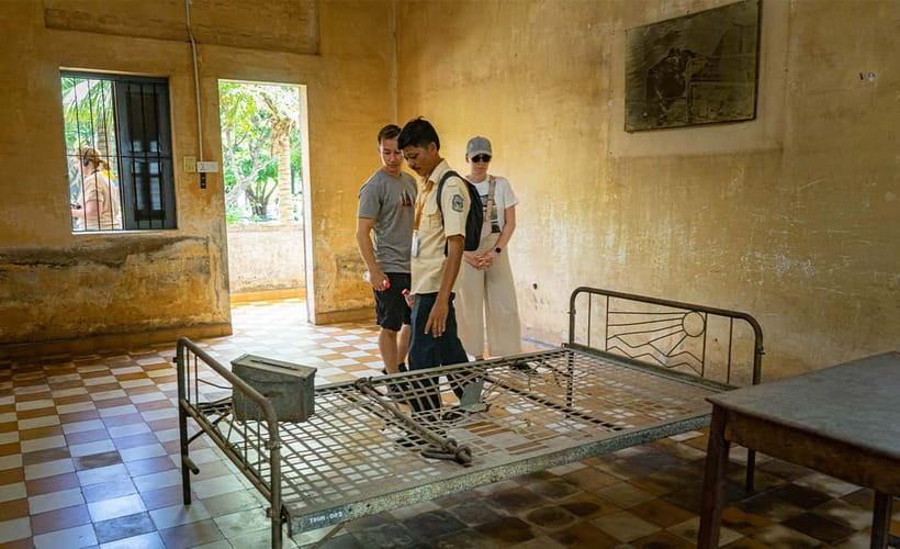 Phnom Penh Historical Sites Tour by Tuk Tuk - Silver Pagoda: precious objects and quiet ceremony
