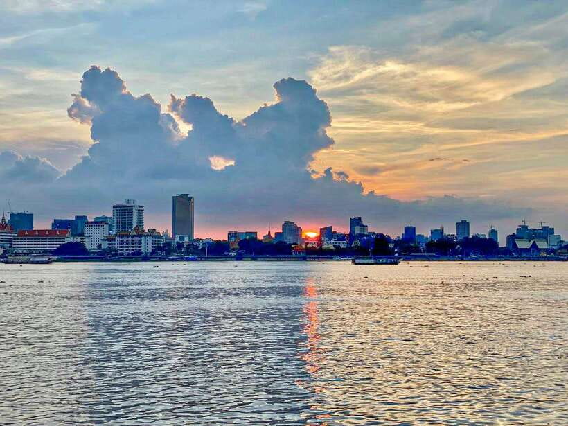 Phnom Penh: Mekong River Sunset Cruise and Tuk Tuk Ride - Riverside life, fishing villages, and homes on stilts