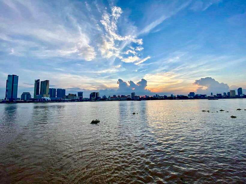 Phnom Penh: Mekong River Sunset Cruise and Tuk Tuk Ride - Seeing Koh Pich from the water