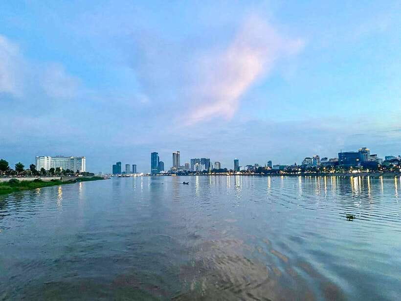 Phnom Penh: Mekong River Sunset Cruise and Tuk Tuk Ride - Beer, fruit, and the small comforts included