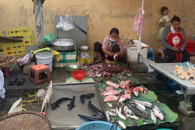 Phnom Penh Morning Breakfast, Market and Art Tour by Tuktuk - Ending near the Royal Palace at Café Chiet