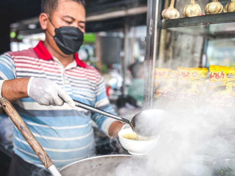 Phnom Penh: Morning Market & Guided Breakfast Tour by Tuktuk - Walking through a working wet market