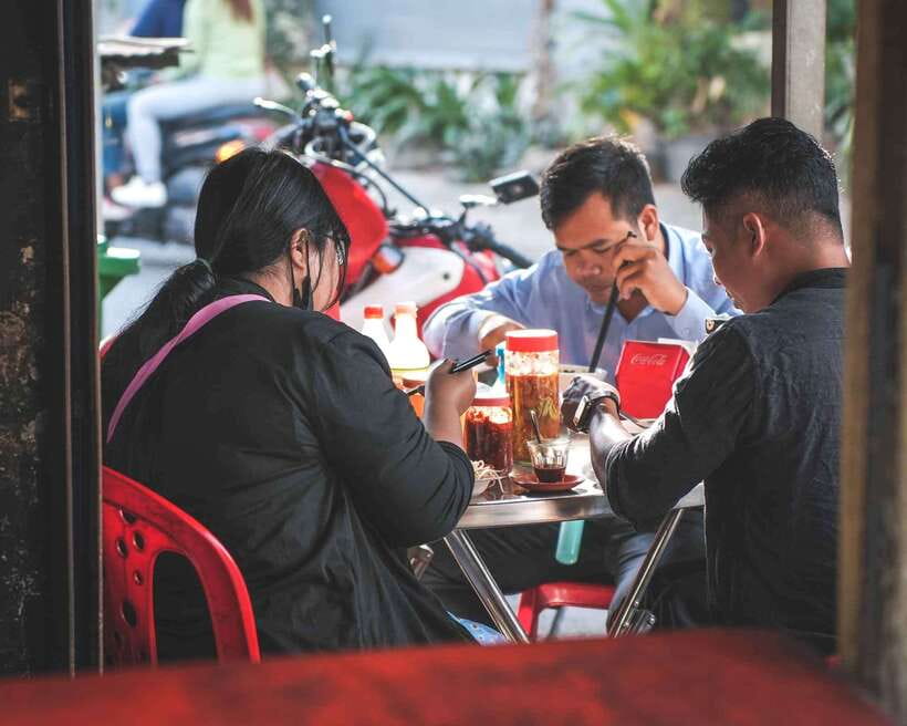 Phnom Penh: Morning Market & Guided Breakfast Tour by Tuktuk - Finishing with Cambodia’s award-winning coffee