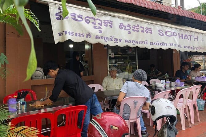 Phnom Penh Night City Highlights & Local Food tour by Tuktuk - Why this Phnom Penh night tour works