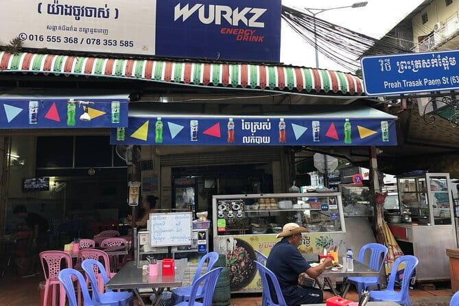 Phnom Penh Night City Highlights & Local Food tour by Tuktuk - A noodle tradition at Sophath